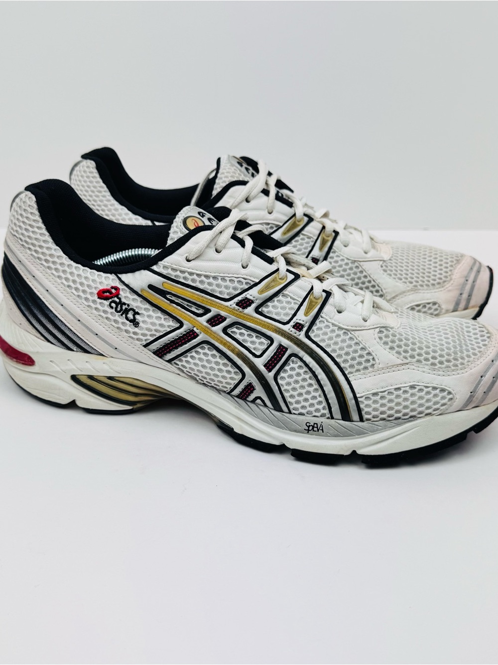 ASICS GEL-1110 running shoes. Size 11.5. Great preowned condition.
